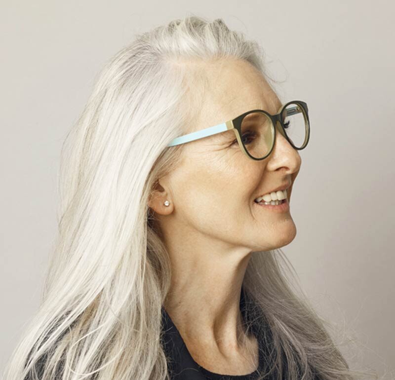 City blue model City blue læsebrille på model, viser størrelsesforhold